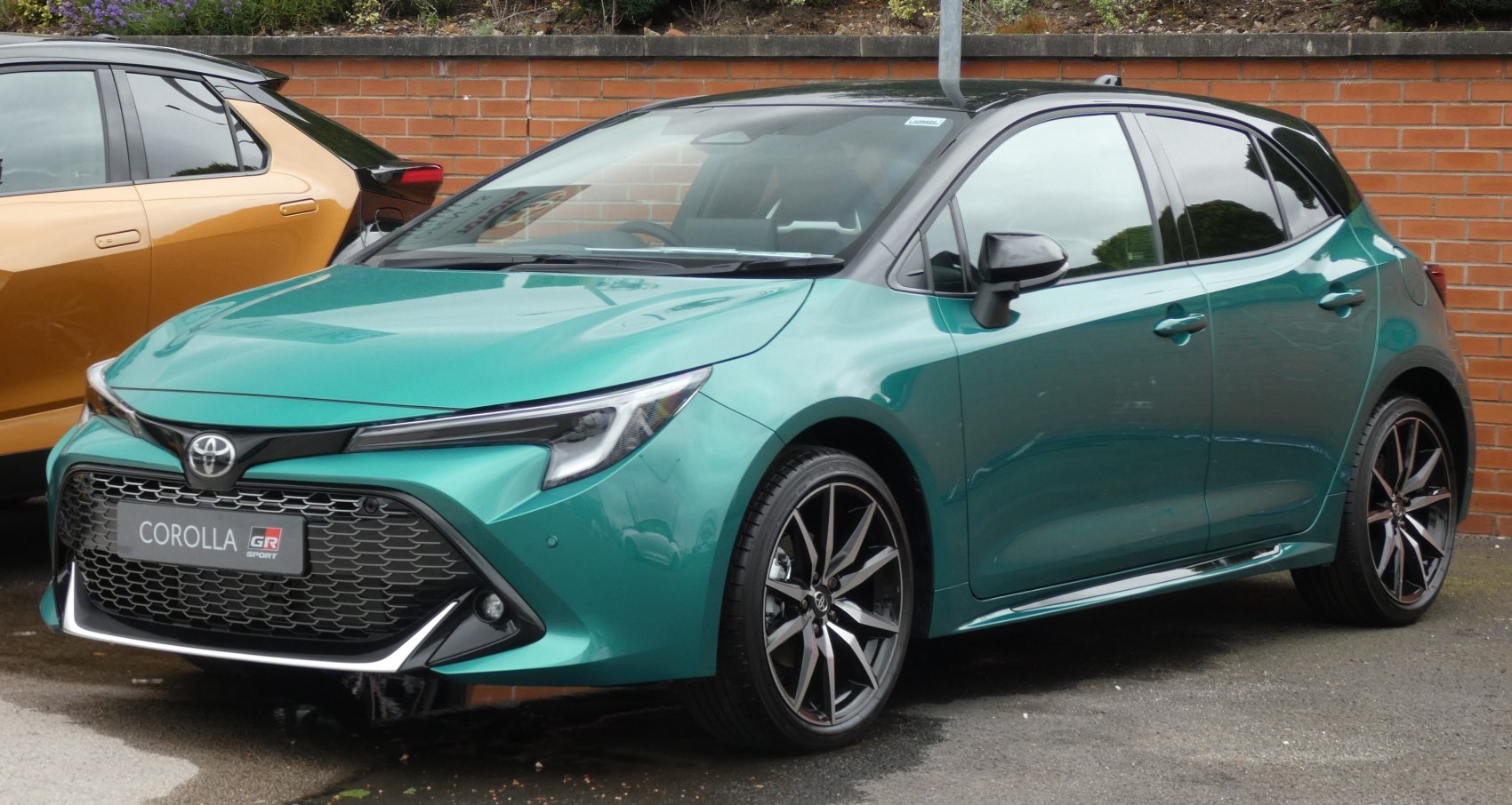 Facelifted hatchback with sporty front grille and alloy wheels