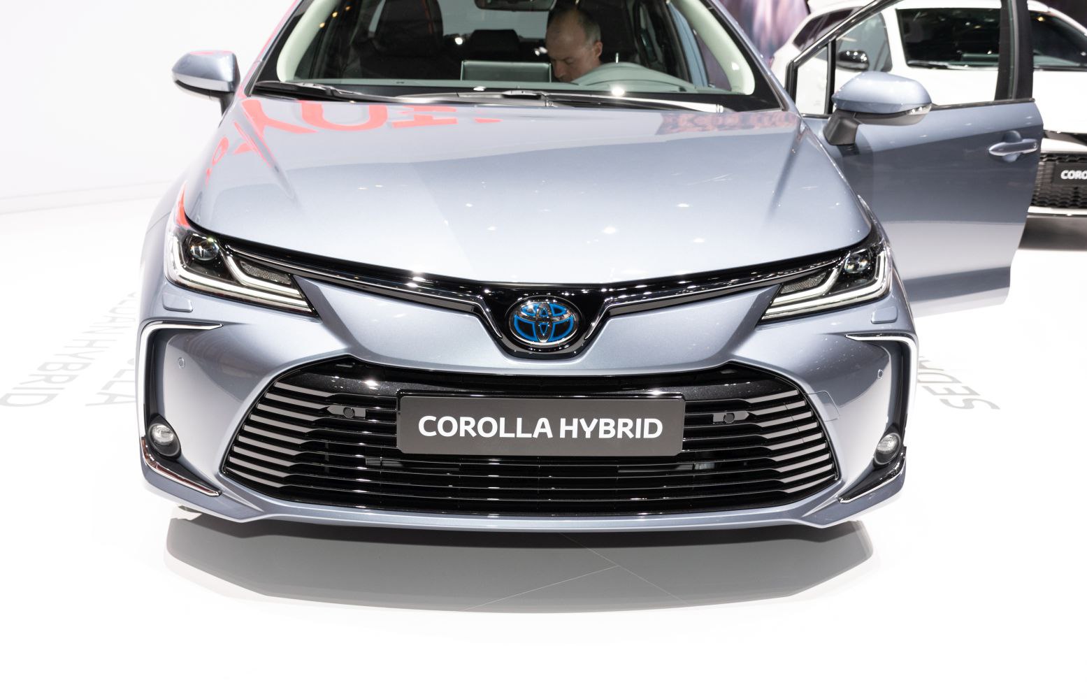Front fascia with LED headlights and bold grille design