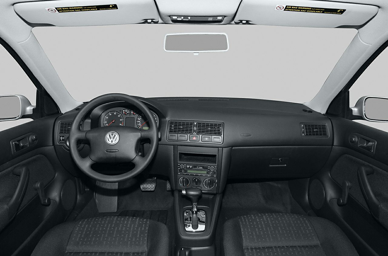 Dashboard, steering wheel, center console with automatic gearshift