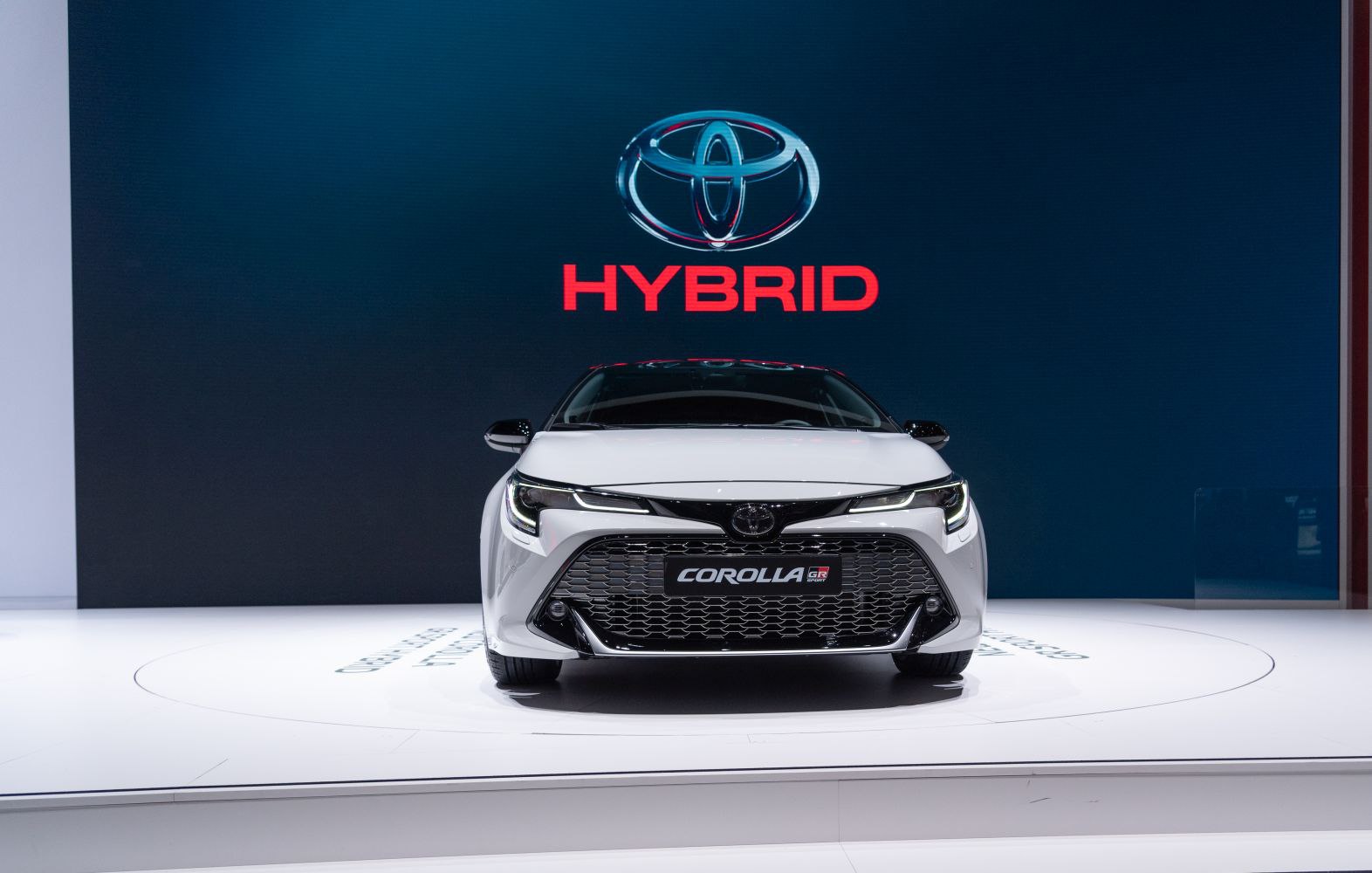 Front view with wide grille and hybrid badge
