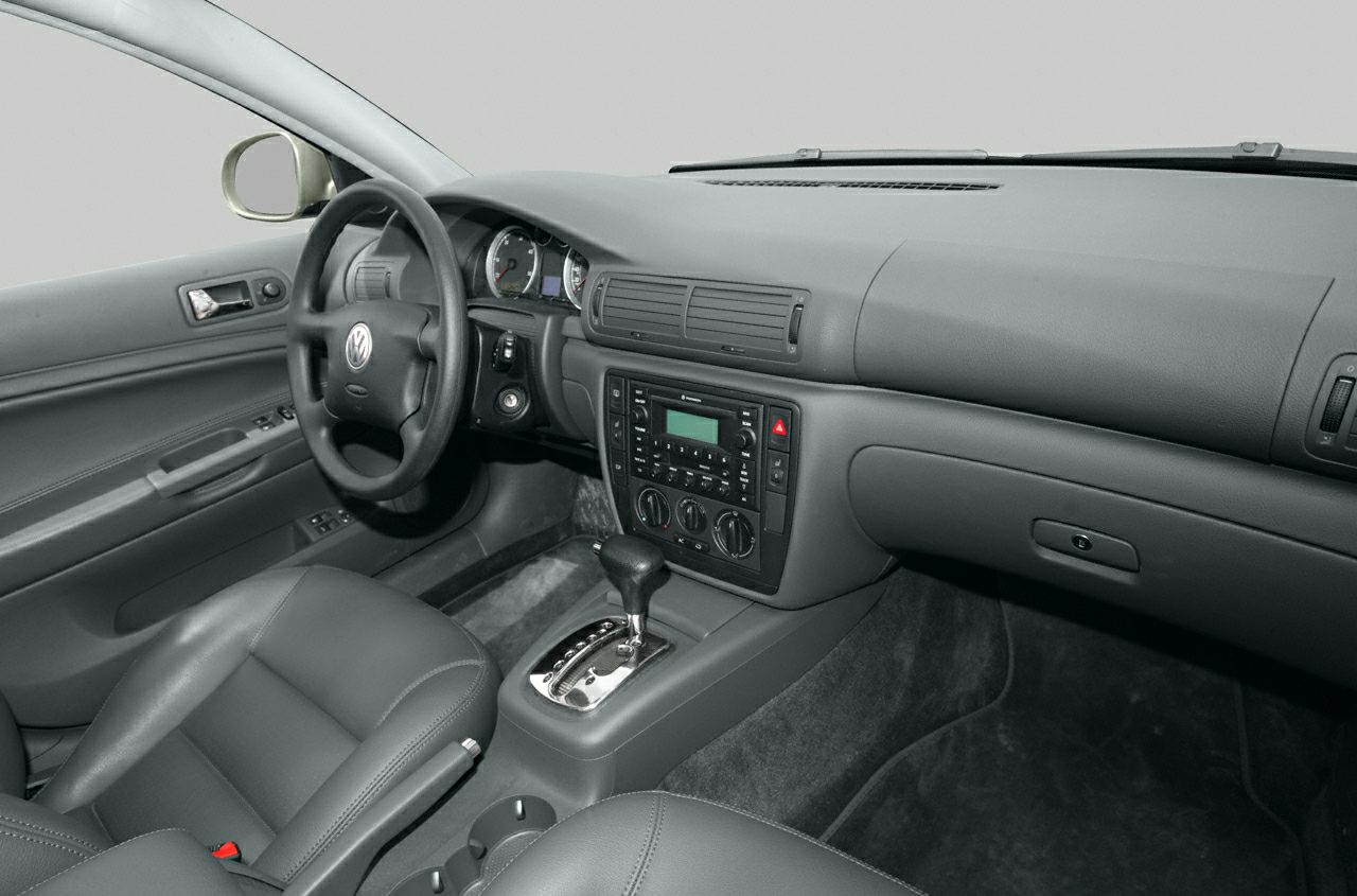 Dashboard, steering wheel, and center console features