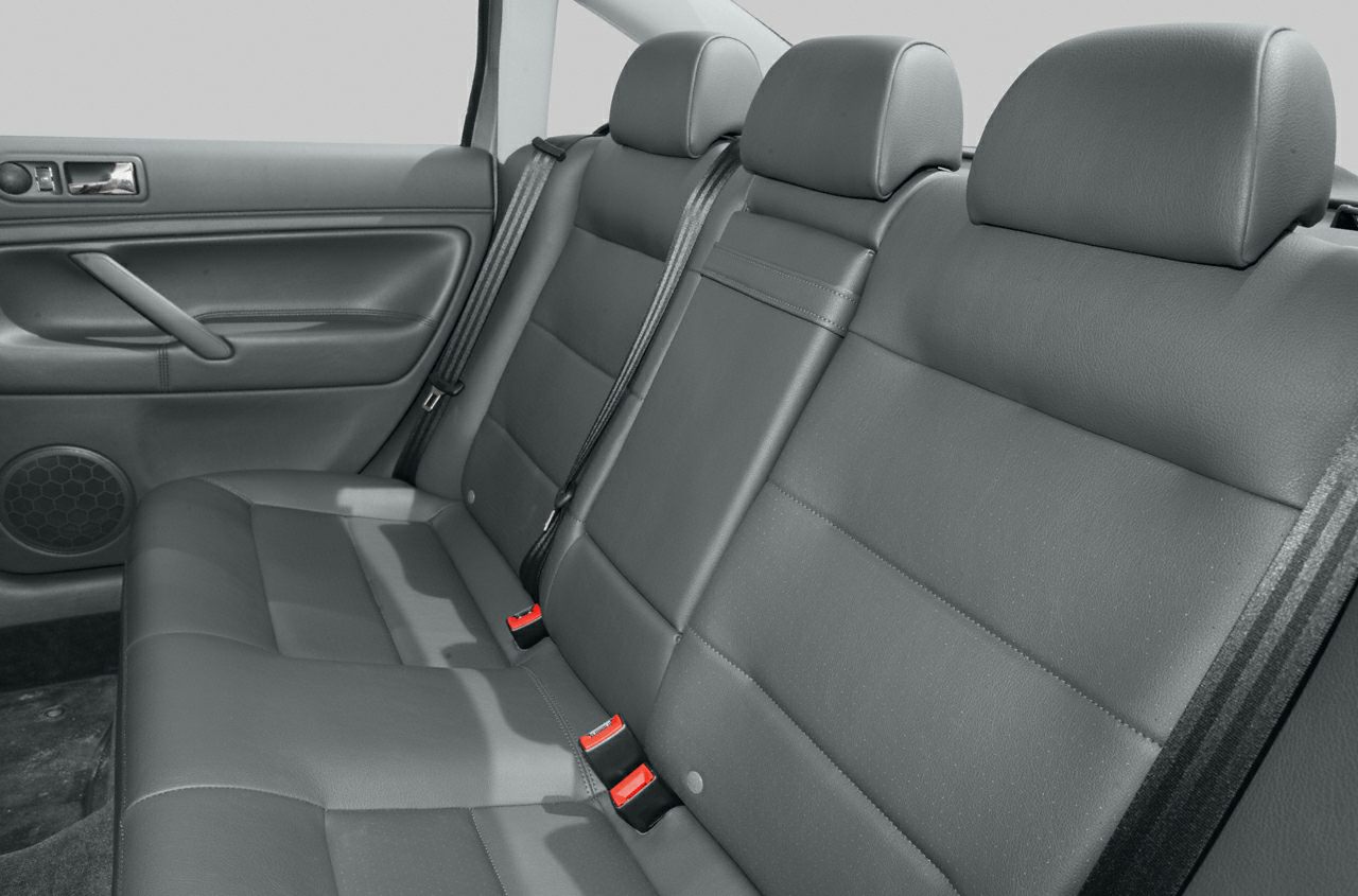 Rear black leather seats with integrated headrests and seatbelts