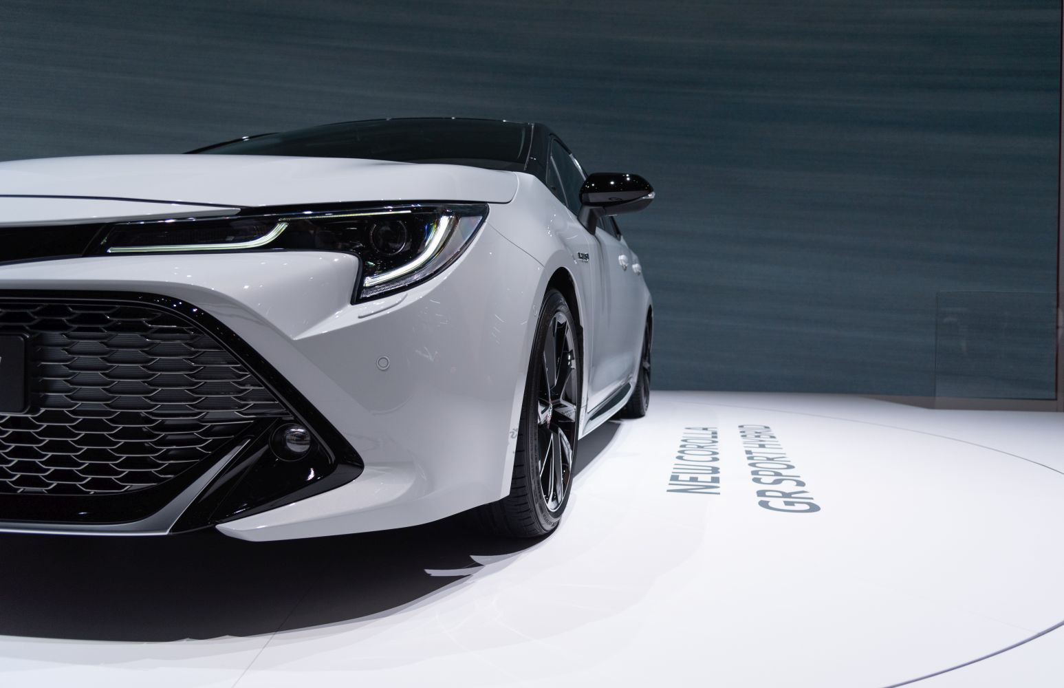Front grille and headlight with aerodynamic and sporty design