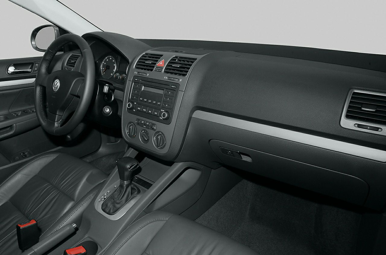 Dashboard, steering wheel, center console interior view