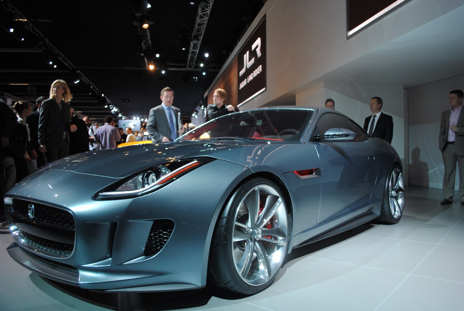 Sleek front fascia and aerodynamic side profile with alloy wheels