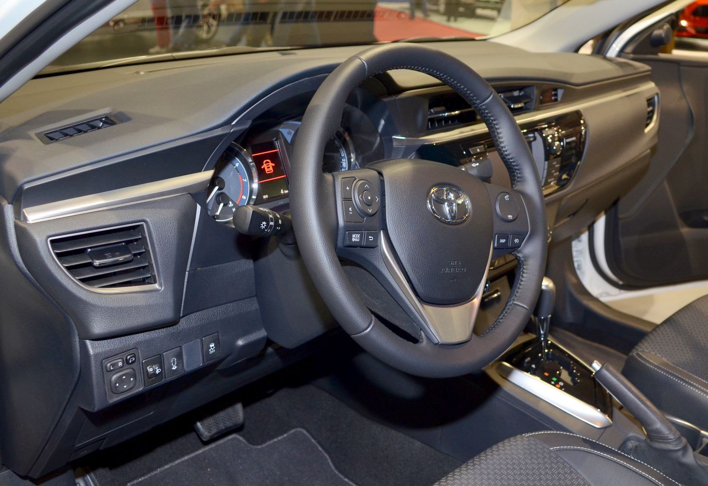 Steering wheel and dashboard with instrument cluster and center console