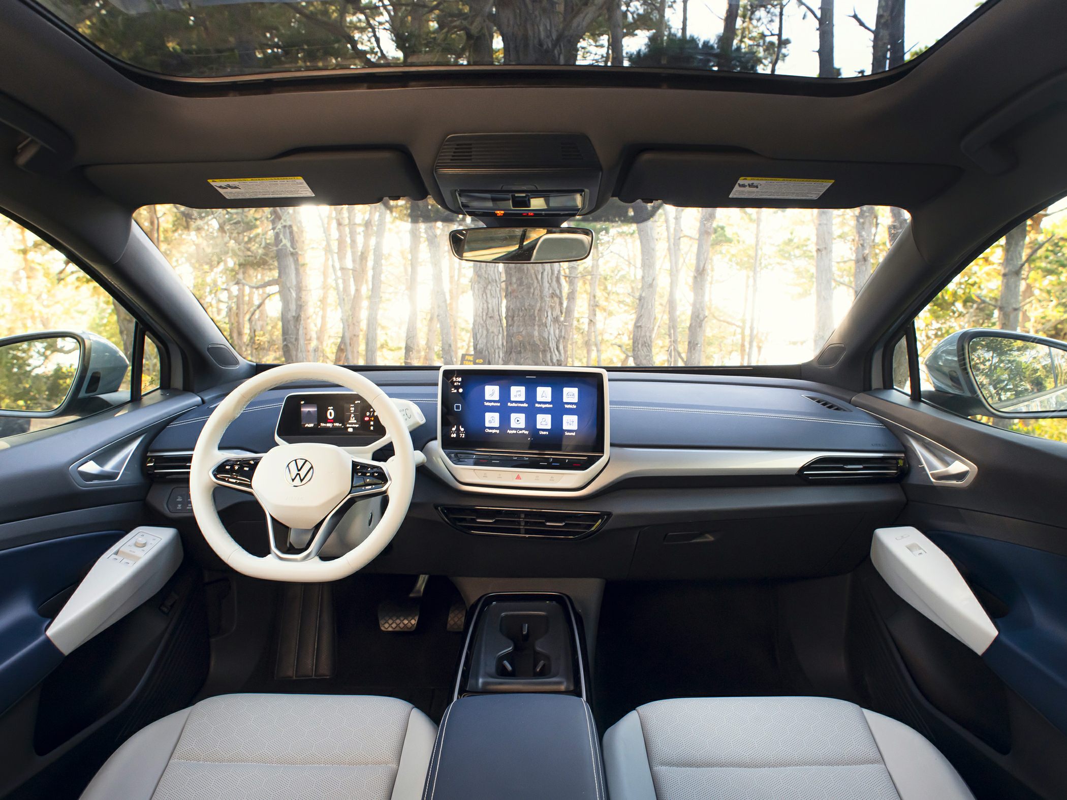 Dashboard, steering wheel, panoramic sunroof