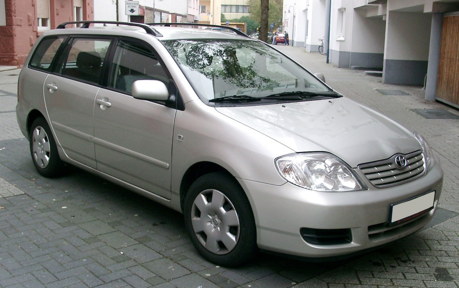 Silver wagon with front side view, headlights, roof rails, and hubcaps