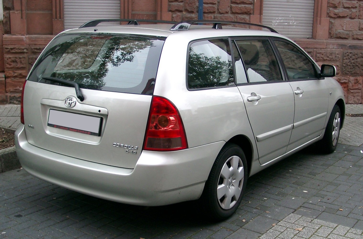 Rear and side view of a station wagon with roof rails and rear wiper