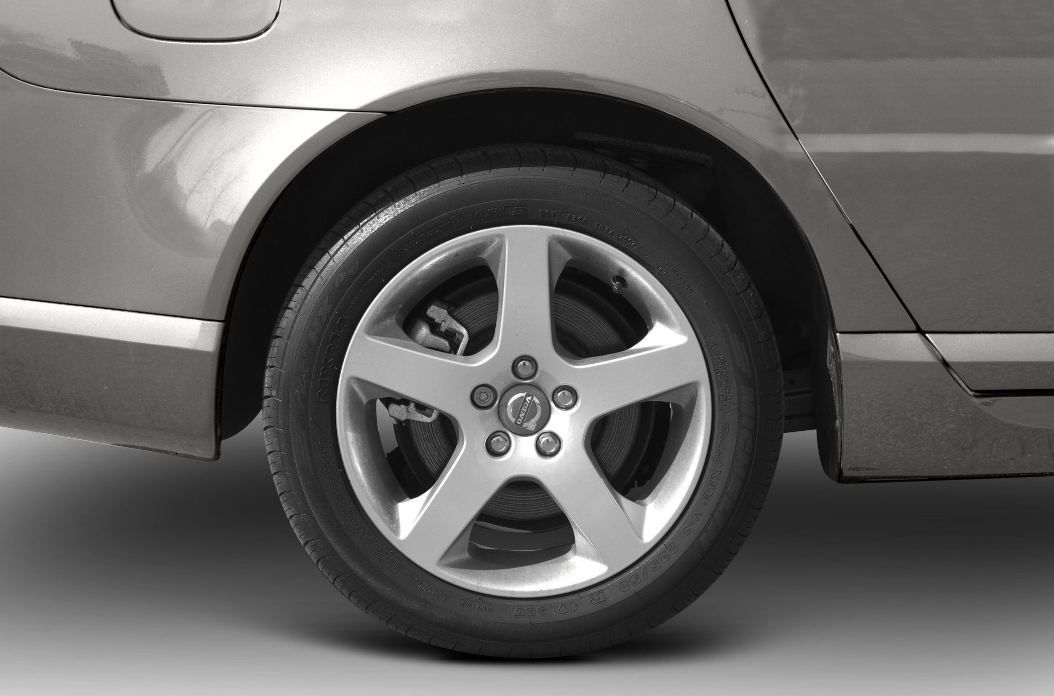 Close-up of 5-spoke alloy wheel and brake disc