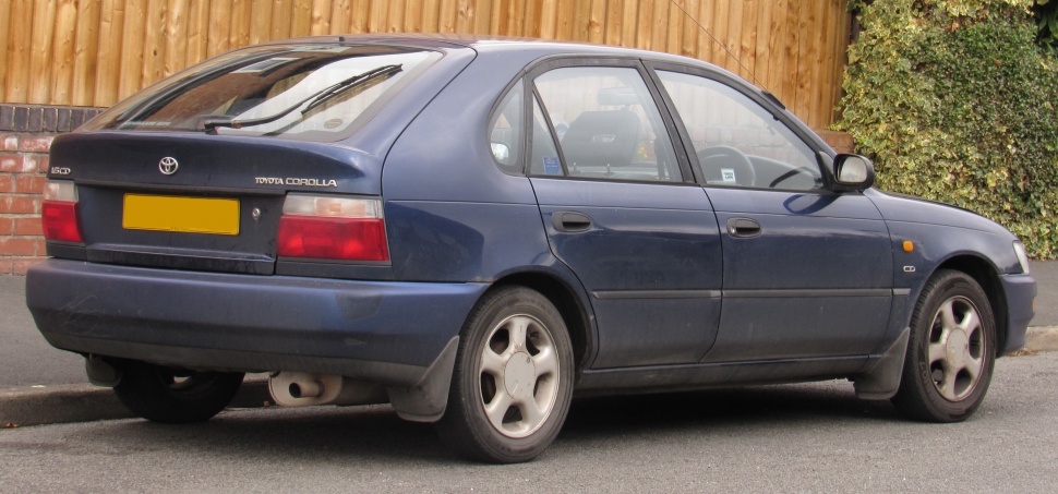 Rear-side hatchback view with alloy wheels and classic 90s design