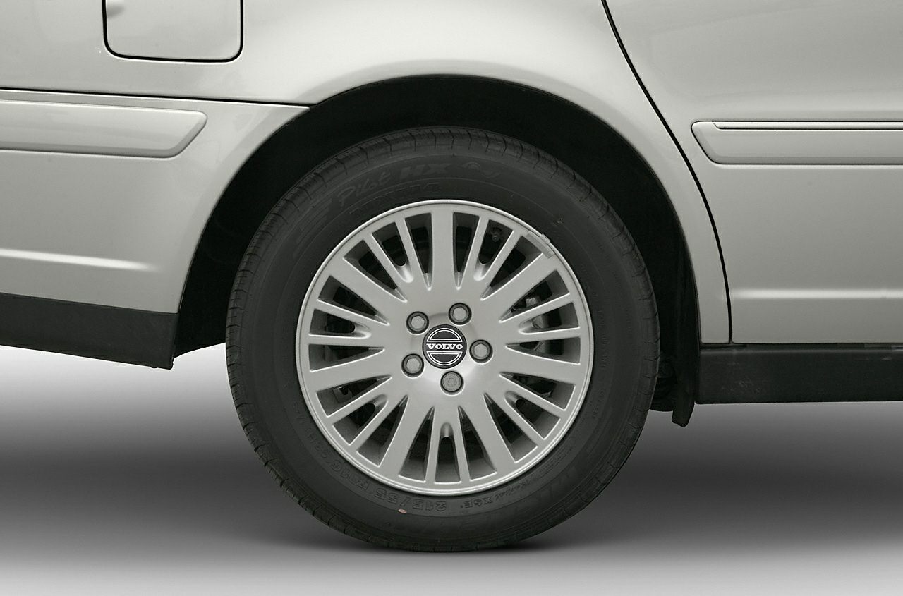 Close-up of multi-spoke alloy wheel and rear fender details.