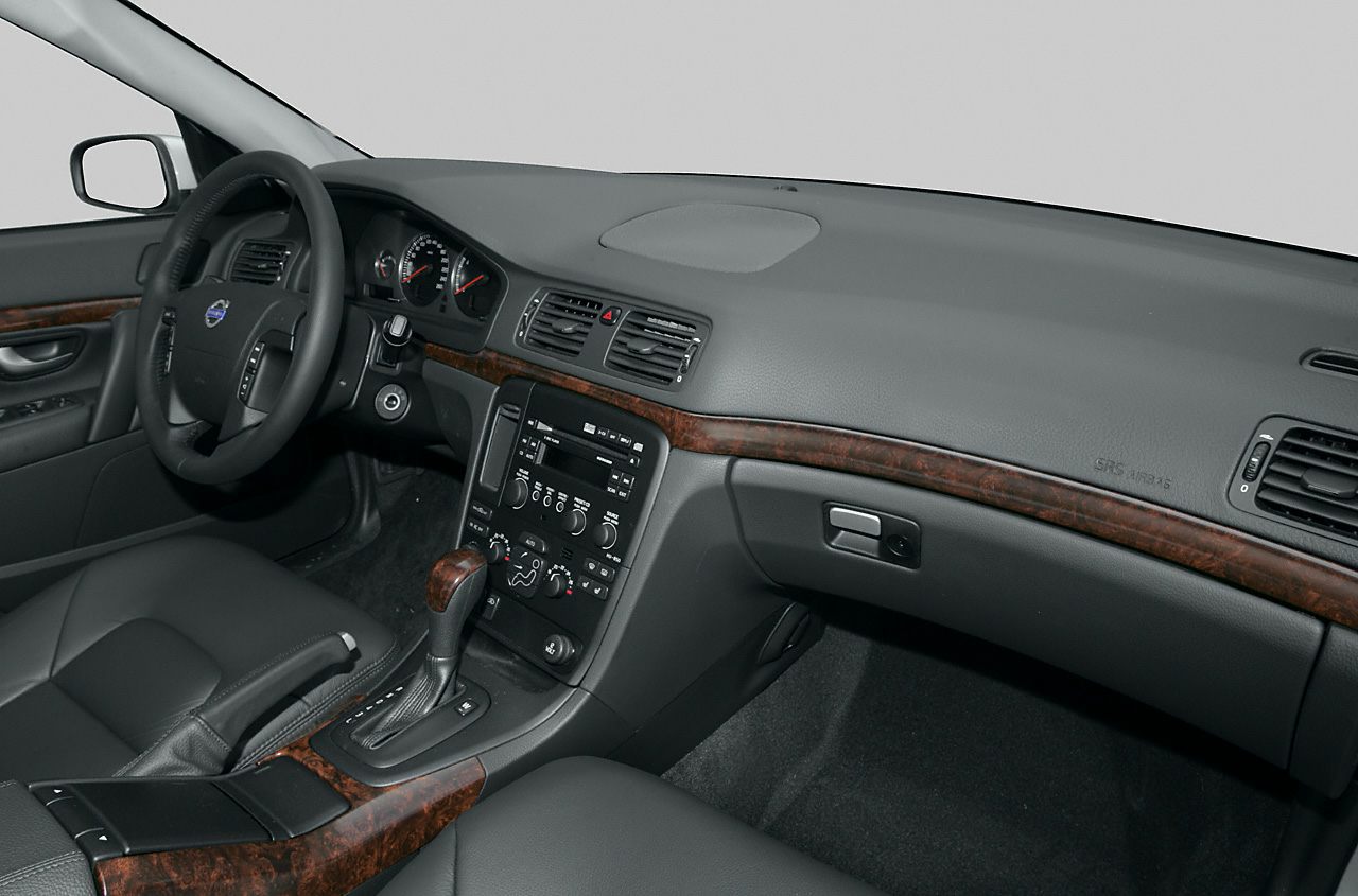 Dashboard, steering wheel, center console with wood trim and controls