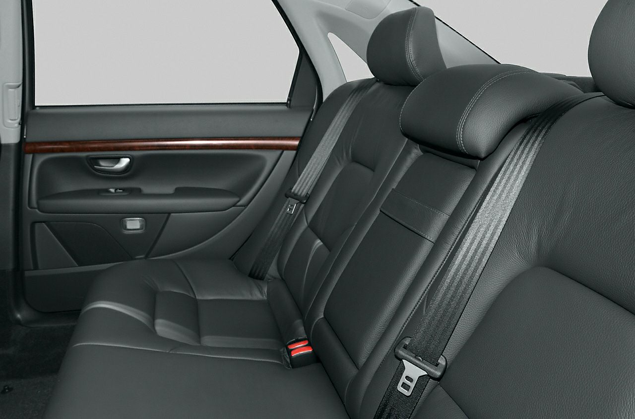 Rear leather seats with seatbelts and door panel with wood trim