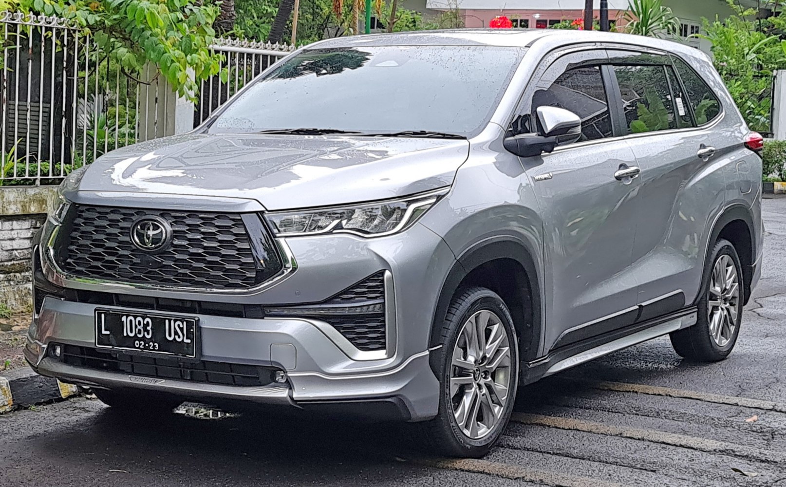Front and side view with grille and headlight details