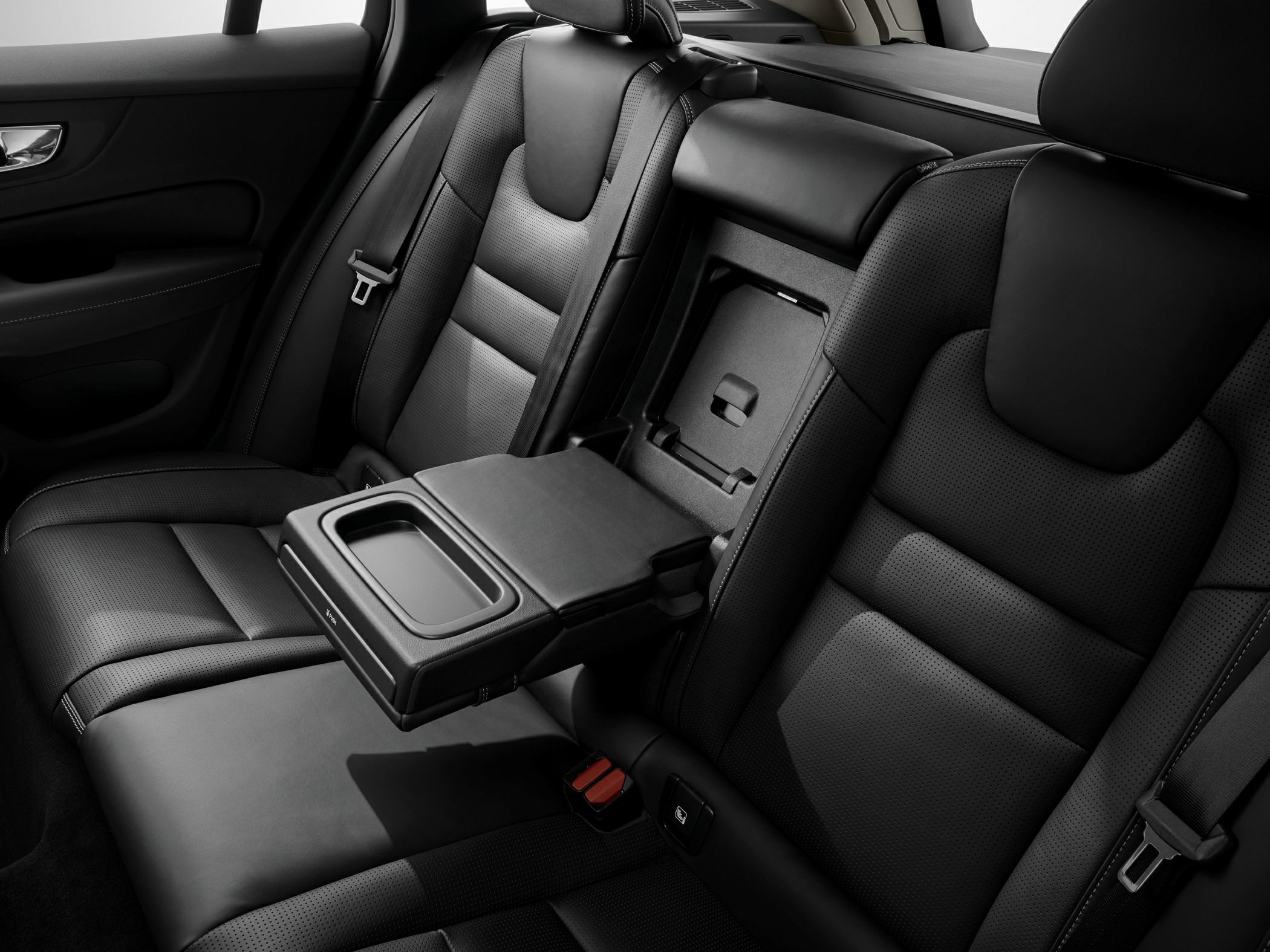 Rear seats with folding armrest and integrated cup holder in black leather.