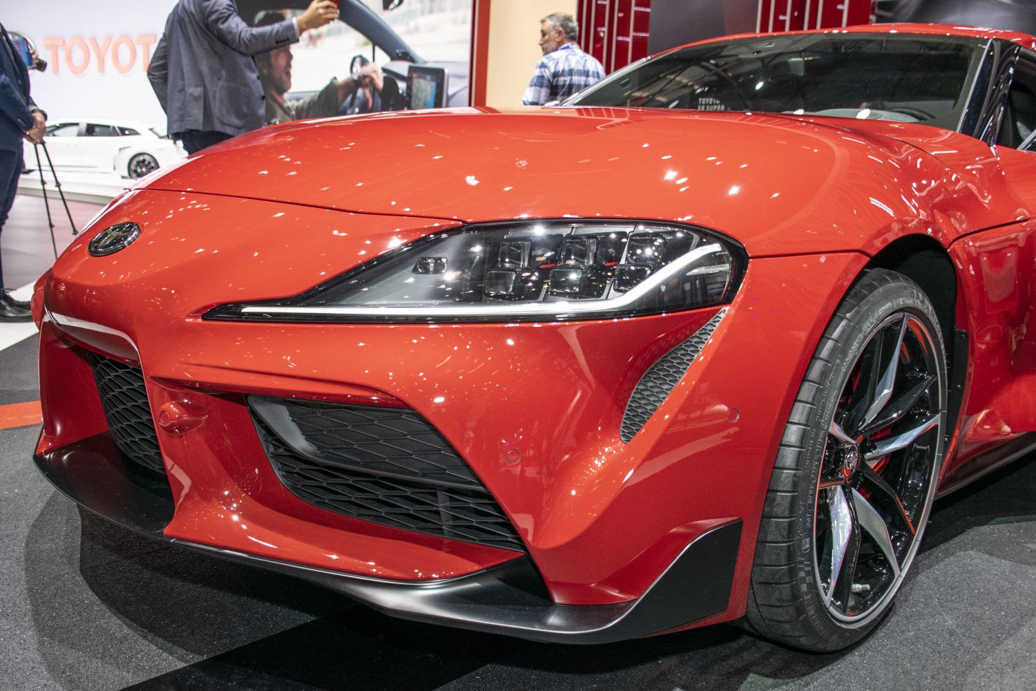 Front view with LED headlights and alloy wheels