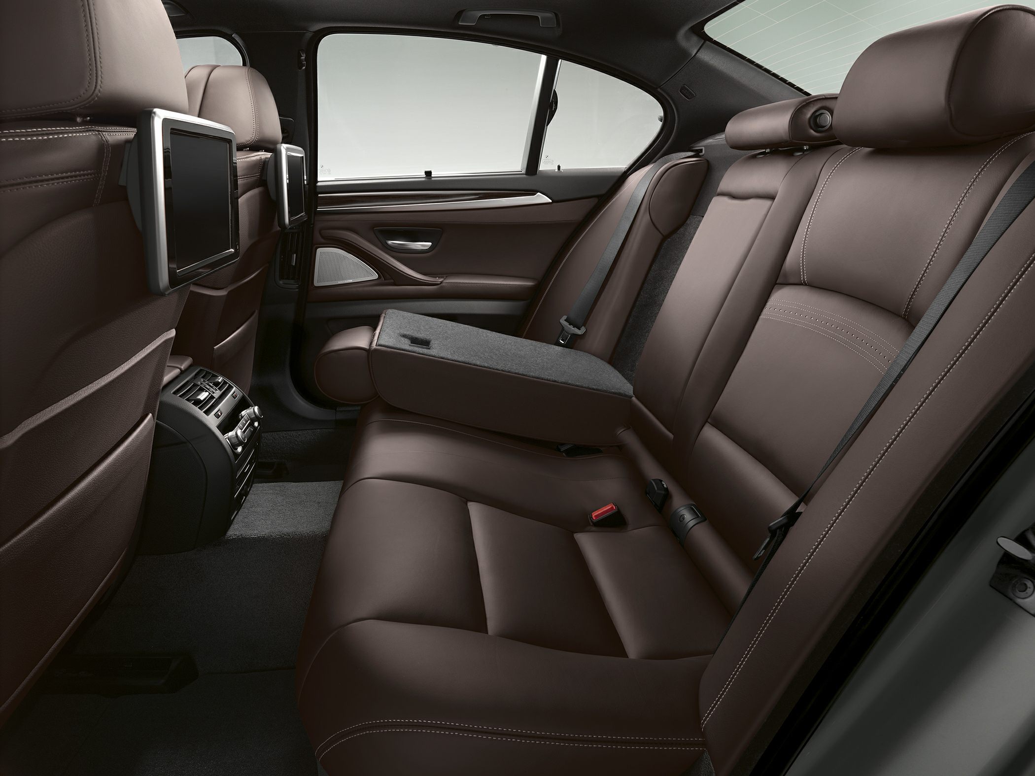 Rear luxurious leather seats with foldable armrest and dual entertainment screens