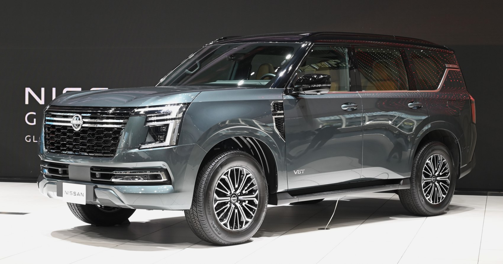 Bold front grille, sharp headlamps, alloy wheels, side vent with V6T badge