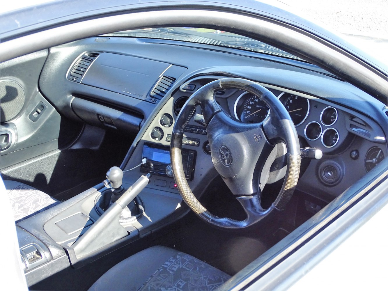 Steering wheel and dashboard with manual gear shift
