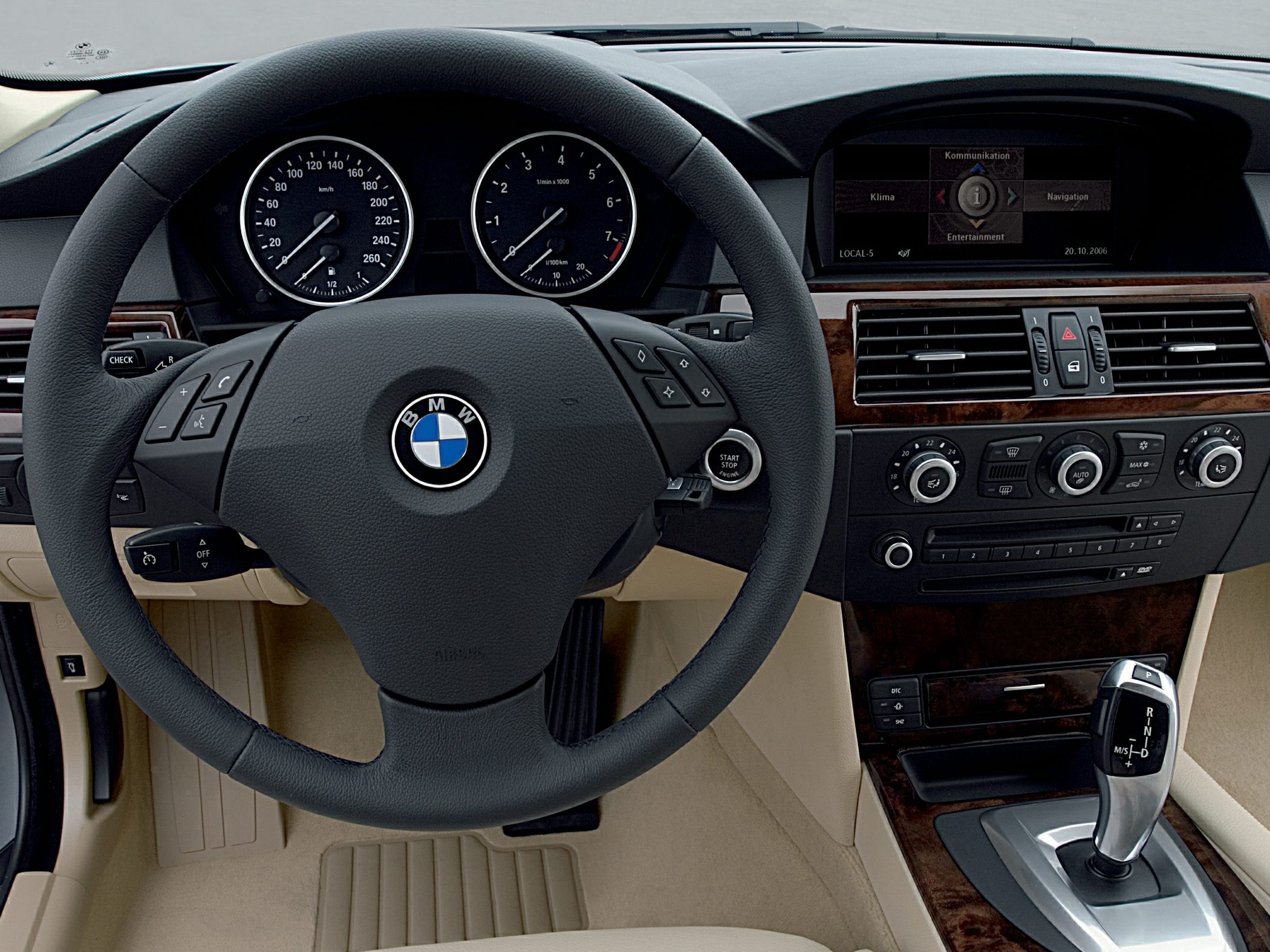 Steering wheel, instrument cluster, and center console with automatic gear shifter