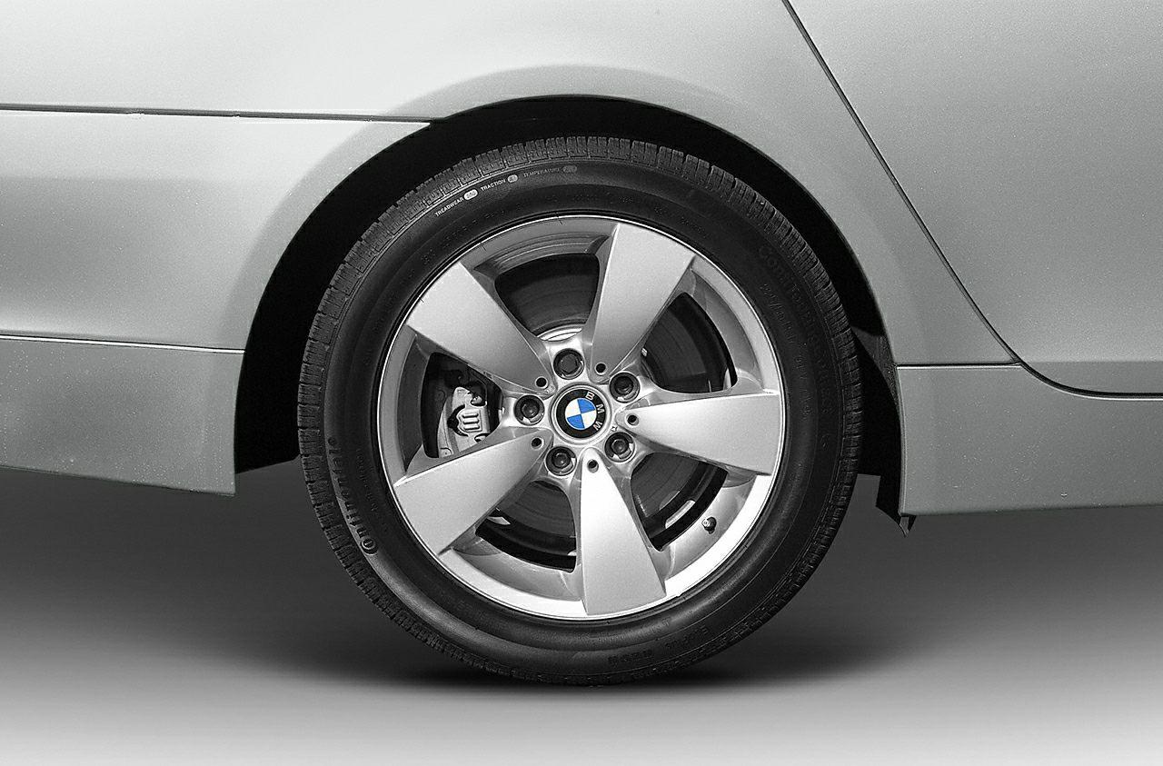 Close-up of alloy wheel and rear fender
