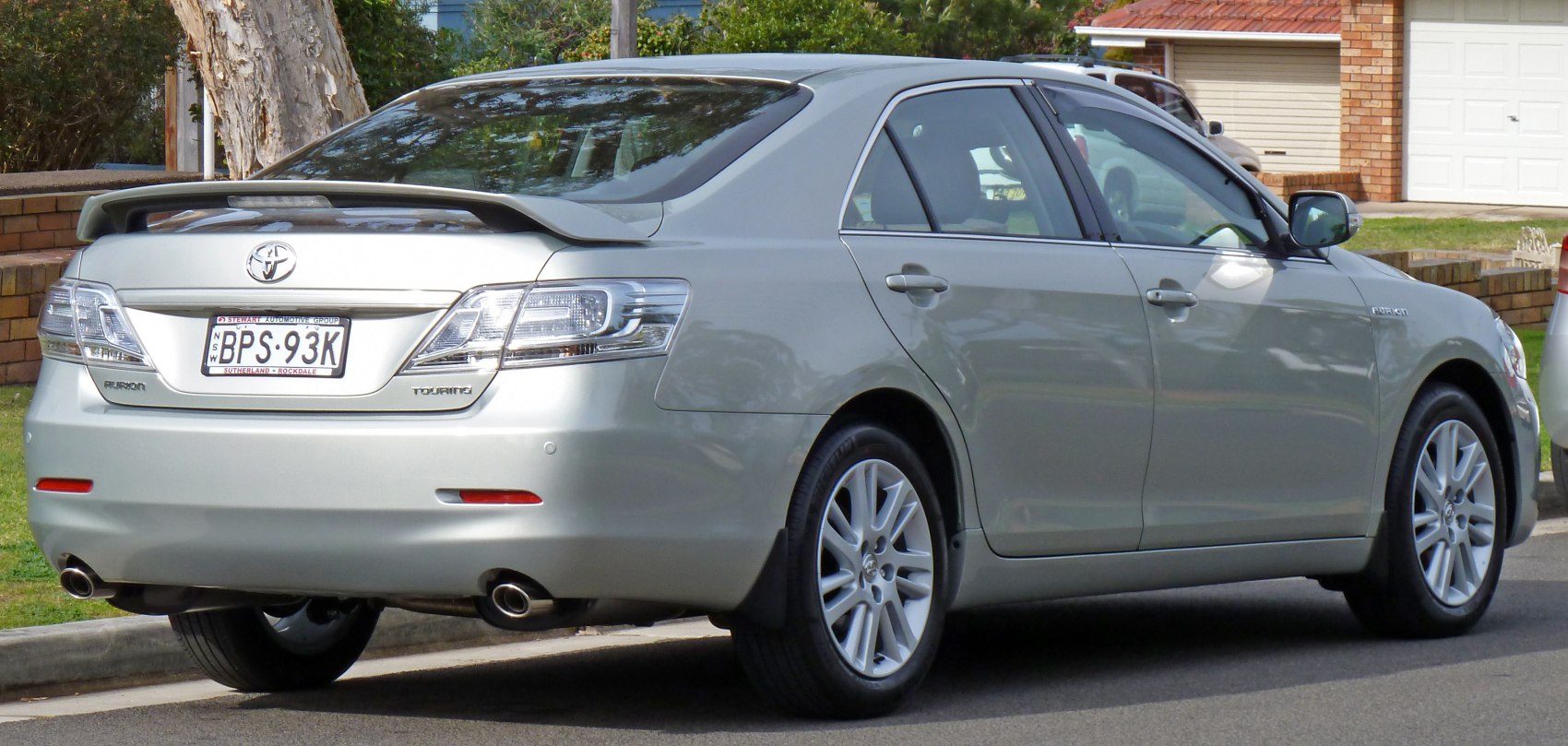 Rear side view with spoiler and alloy wheels