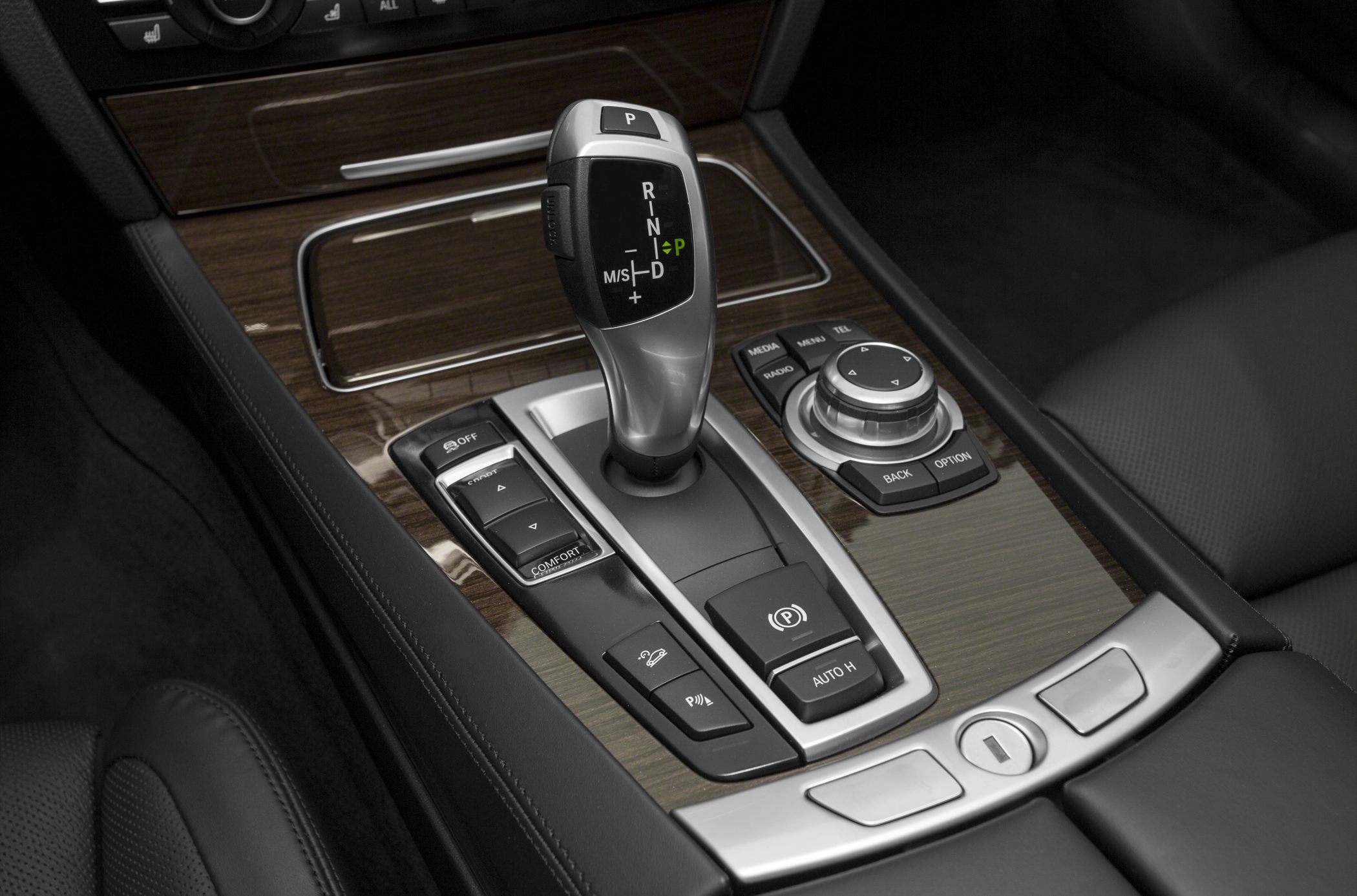 Gear shift lever and rotary control knob on wooden center console