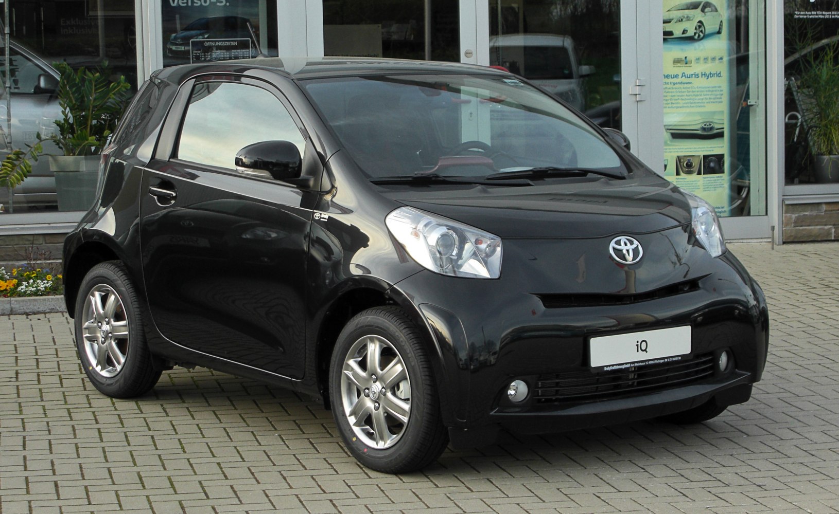 Compact city hatchback with curved body and halogen headlights