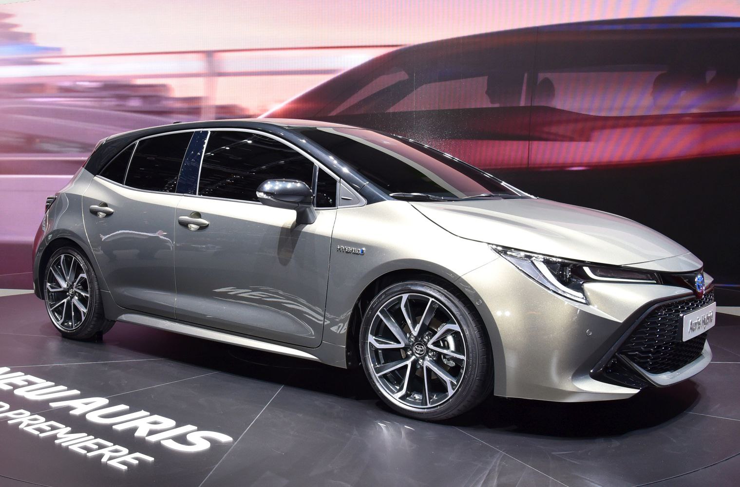 Hybrid 5-door hatchback with LED headlights and alloy wheels