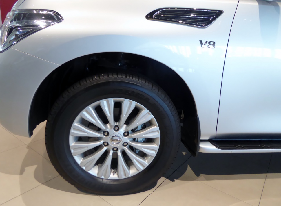 Close-up of alloy wheel and V8 side vent.