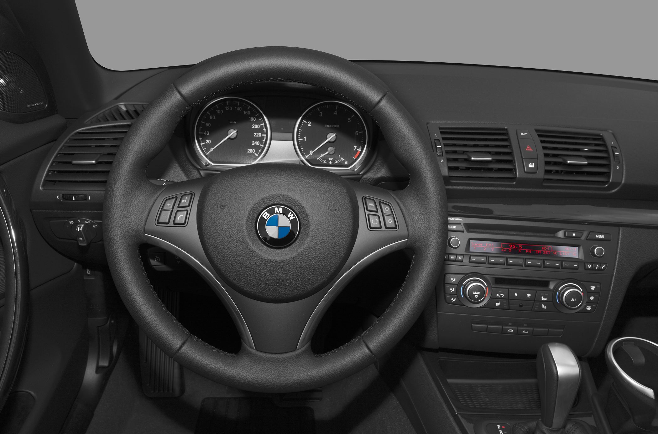 Steering wheel, instrument cluster, and dashboard console