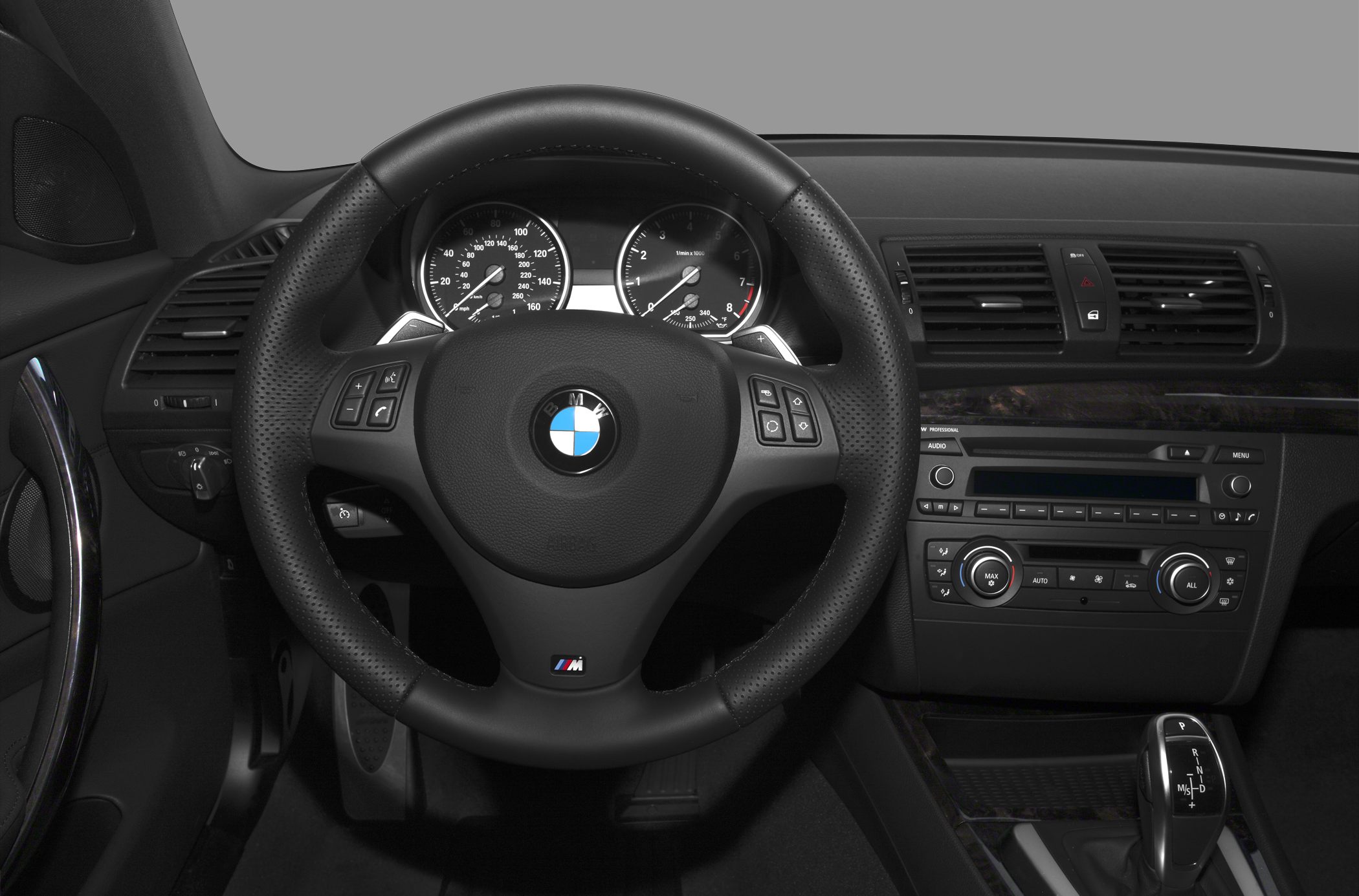 Steering wheel and dashboard with instrument cluster and controls