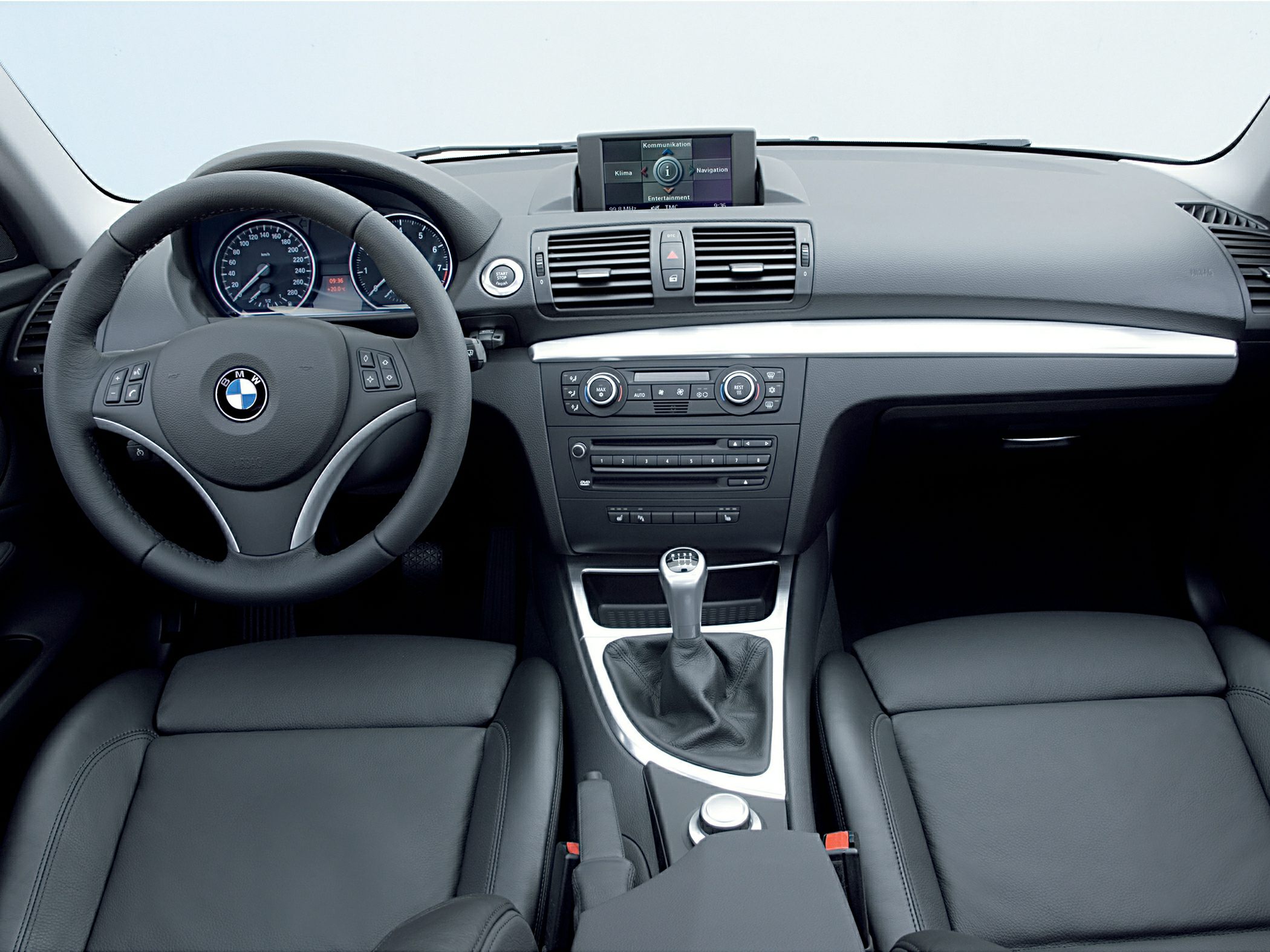 Steering wheel, dashboard, manual gear shift, leather seats