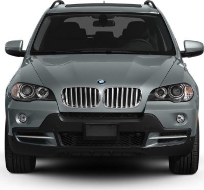 Front view of BMW X5 E70 with kidney grille and dual round headlights