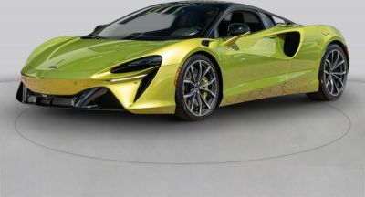 2021 McLaren Artura 3/4 front-left view