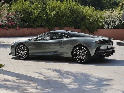 Sleek aerodynamic side profile with distinctive sporty wheels.