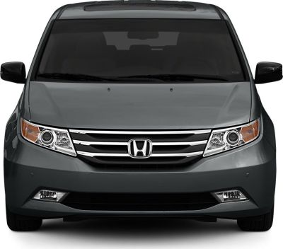 Front fascia with chrome grille and projector headlights