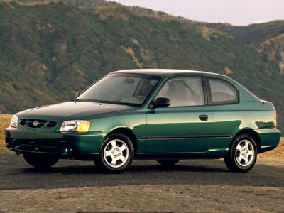 Side profile of 1995 compact hatchback with alloy wheels