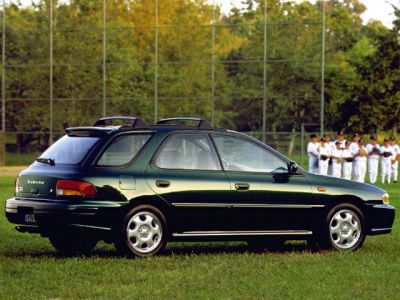 Classic 90s station wagon with roof rails and spacious rear side.