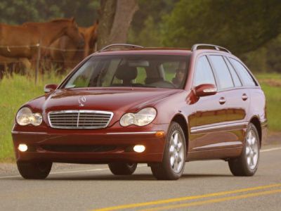 Elegant wagon with classic grille and roof rails
