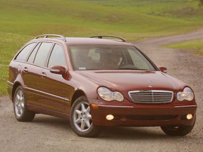 Station wagon with dual front headlights and roof rails