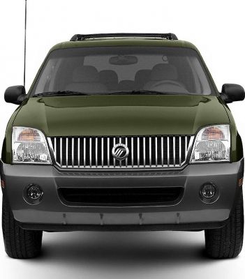 Front view with vertical grille and integrated fog lights