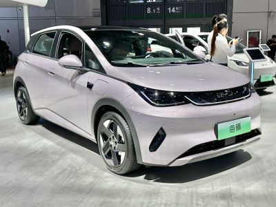 2025 BYD Dolphin (facelift 2025) 3/4 front-right view
