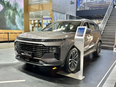 2025 Jetour X70 Plus (facelift 2024) 3/4 front-left view