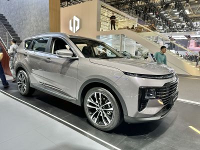 Front profile and alloy wheel design of a modern SUV