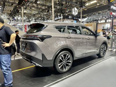 Rear view of mid-size SUV with integrated taillights and stylish alloy wheels