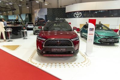 Front view of SUV with bold grille and LED headlights