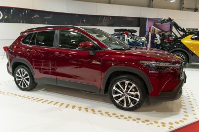 Side profile with alloy wheels and LED headlights