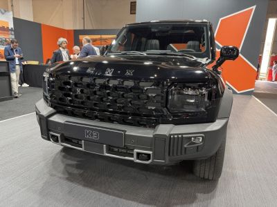 Front view with bold grille and robust bumper